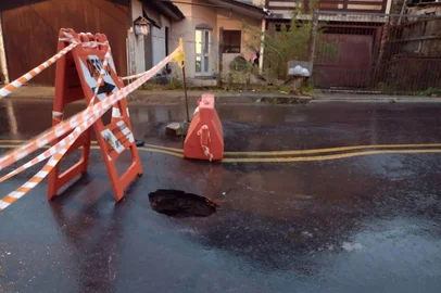 Após interdição de casas por cratera em Caxias, novo buraco surge em rua próxima e preocupa moradores<!-- NICAID(15128889) -->