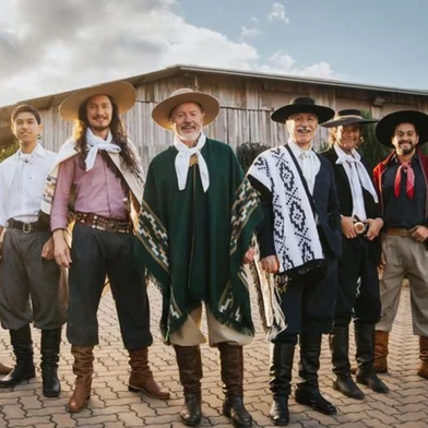 Intervenções culturais, concerto de gaiteiros e show com Os Serranos marcam aniversário de Canela<!-- NICAID(15942632) -->
