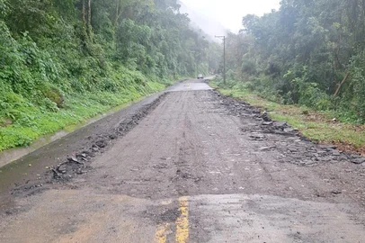 Trânsito na RS-448, entre Farroupilha e Nova Roma do Sul, é liberado com alerta de atenção para tráfego <!-- NICAID(16063548) -->