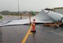 Telhado é arrastado para a pista da BR-116 em Cristal