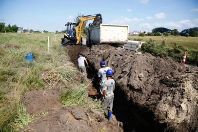 Xangrilá,  RS Brasil - 27/03/2024 - Obra da Corsan deve instalar até 9km de encomenda entre Xangrilá e capão da canoa. FOTO: JONATHAN HECKLER, AGÊNCIA RBS<!-- NICAID(15718190) -->