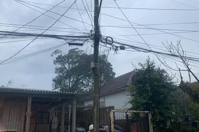 Moradores ficam sem luz após ladrão furtar cabos na zona norte de Porto Alegre<!-- NICAID(15126657) -->