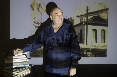 PORTO ALEGRE, RS, BRASIL - 2024.11.22 - Com Histórias de um Porto Alegre, Zé Adão Barbosa leva ao palco do POA em Cena histórias da Capital e de seus personagens antológicos. (Foto: André Ávila/ Agência RBS)Indexador: Andre Avila<!-- NICAID(15919565) -->