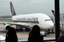 A Singapore Airlines Airbus A380 plane is seen parked on the tarmac at Singapore Changi Airport in Singapore on October 24, 2020. (Photo by ROSLAN RAHMAN / AFP)Editoria: FINLocal: SingaporeIndexador: ROSLAN RAHMANSecao: air transportFonte: AFPFotógrafo: STF<!-- NICAID(15768949) -->