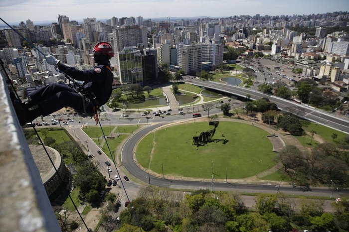 Cena chamou atenção nesta quarta-feira na área central de Porto Alegre