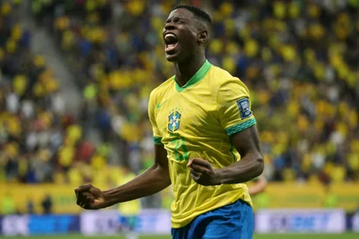 Brazil's forward #21 Luiz Henrique celebrates after scoring during the 2026 FIFA World Cup South American qualifiers football match between Brazil and Peru at the Mane Garrincha stadium in Brasilia on October 15, 2024. (Photo by NELSON ALMEIDA / AFP)Editoria: SPOLocal: BrasíliaIndexador: NELSON ALMEIDASecao: soccerFonte: AFPFotógrafo: STF<!-- NICAID(15891546) -->