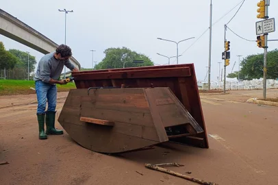 Cavalo de brinquedo gigante que estava em frente ao Farol Santander, em Porto Alegre, foi arrastado por mais de um quilômetro pela enchente e localizado pelo arquiteto Lucas Mouras, que fará a restauração para que volte ao lugar de origem.INFORME ESPECIAL<!-- NICAID(15768955) -->