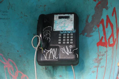 PORTO ALEGRE, RS, BRASIL, 06-08-2025: Orelhões vandalizados. Número de orelhões cai para um terço do que se tinha há cinco anos. Na foto, orelhão ao lado do Palácio da Justiça. Foto: Ronaldo Bernardi/Agência RBS<!-- NICAID(16095353) -->