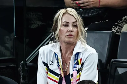 Romanian former gymnast Nadia Comaneci (C) attends the artistic gymnastics women's team final during the Paris 2024 Olympic Games at the Bercy Arena in Paris, on July 30, 2024. (Photo by Anne-Christine POUJOULAT / AFP)<!-- NICAID(15835476) -->