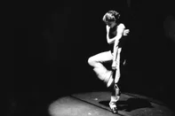 A Cia. Municipal de Dança de Caxias do Sul estreia nos dias 30 e 31 de agosto, às 20h, no Teatro Municipal Pedro Parenti, o espetáculo inédito “Depois de tudo…”, criação assinada pelo coreógrafo Mário Nascimento.Foto é da montagem de Choque em 1998.<!-- NICAID(16110158) -->