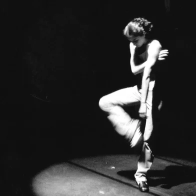 A Cia. Municipal de Dança de Caxias do Sul estreia nos dias 30 e 31 de agosto, às 20h, no Teatro Municipal Pedro Parenti, o espetáculo inédito “Depois de tudo…”, criação assinada pelo coreógrafo Mário Nascimento.Foto é da montagem de Choque em 1998.<!-- NICAID(16110158) -->