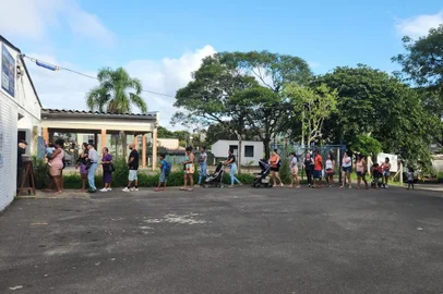 Moradores da Restinga e Extremo-Sul recorrem ao Conselho Tutelar por falta de vagas em escolas da região<!-- NICAID(15694353) -->