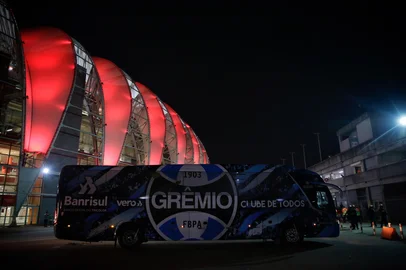 Porto Alegre, RS, Brasil, 26-02-2022: Ônibus do Grêmio deixa o Beira-Rio. Foto: Mateus Bruxel / Agência RBSIndexador: Mateus Bruxel<!-- NICAID(15028190) -->