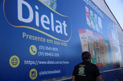TAQUARA, RS, BRASIL - 11/12/2024 - Operação Leite Compensado prende 4 pessoas suspeitas de adulteração no leite. Ministério público e agentes da FEPAM realizam operação na sede da empresa Dielat, em Taquara. Fotos: Duda Fortes/Agencia RBS<!-- NICAID(15933324) -->