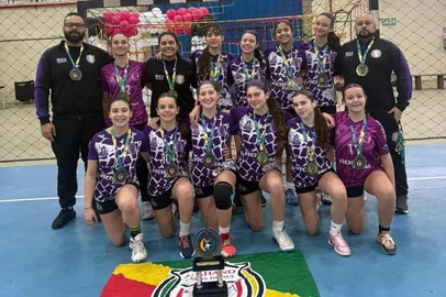 A equipe infantil feminina da Apahand/UCS embarcou na segunda-feira (18) rumo a Campo Bom, no Vale do Sinos, para participar do Campeonato Brasileiro de Clubes de Handebol, categoria infantil (13 e 14 anos). <!-- NICAID(16105018) -->