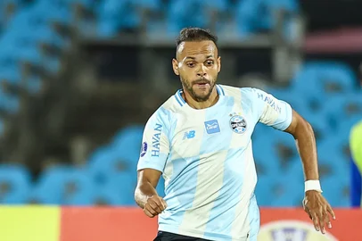 RS - FUTEBOL/CONMEBOL SULAMERICANA 2026 /GREMIO X MONTEVIDEO CITY TORQUE- ESPORTES - Lance da partida entre Gremio e Monstevideo City Torqye disputada na noite desta quarta-feira, no estÃ¡dio Centenario, em Montevideo, valida pela Copa Sulamericana 2026. FOTO: LUCAS UEBEL/GREMIO FBPA<!-- NICAID(16261914) -->