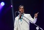 Em show com muitas emoções, Roberto Carlos fala de amor, sexo e oferece flores em Porto Alegre