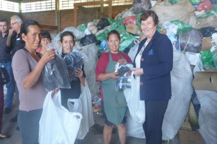 Com mulheres que trabalham na reciclagem em um dos programas do Projeto Transformação