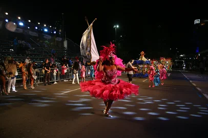 Porthus Junior / Agencia RBS CAXIAS DO SUL, RS, BRASIL, 28/02/2026. Desfile das escolas de samba de Caxias do Sul que retorna à Rua Sinimbu. Cada agremiação terá entre 30 e 60 minutos para cruzar a avenida, considerando passagem de som e aquecimento. Após 10 anos, Caxias volta a ter desfile competitivo. Na foto, desfile da escola Associação Cultural Esportiva São Vicente com o samba-enredo Do amém ao Axé... A fé se une no samba. (Porthus Junior/Agência RBS)<!-- NICAID(16235465) -->