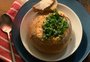 De capeletti, no pão, de legumes e de queijo: veja restaurantes que entregam sopas e cremes para aquecer nos dias frios