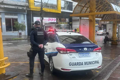 O primeiro preso foi no Bairro Vila Ipê, após uma abordagem num local conhecido pelo comércio de entorpecentes. O indivíduo tentou se fugir, pois conhecia a sua condição de foragido.O segundo, capturado no Bairro Marechal Floriano, aparentava estar utilizando entorpecente em via pública. Foi abordado e na consulta ao sistema, constatado que estava foragido da justiça.O terceiro homem preso entre esta quarta e quinta-feira foi abordado na Parada do Ópera.<!-- NICAID(16033058) -->