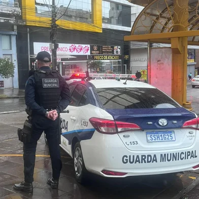 O primeiro preso foi no Bairro Vila Ipê, após uma abordagem num local conhecido pelo comércio de entorpecentes. O indivíduo tentou se fugir, pois conhecia a sua condição de foragido.O segundo, capturado no Bairro Marechal Floriano, aparentava estar utilizando entorpecente em via pública. Foi abordado e na consulta ao sistema, constatado que estava foragido da justiça.O terceiro homem preso entre esta quarta e quinta-feira foi abordado na Parada do Ópera.<!-- NICAID(16033058) -->