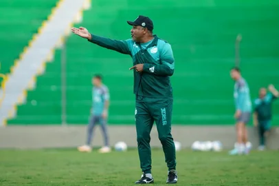 Roger Machado, técnico do Juventude, em treinamento antes de enfrentar o Athletico-PR pela 4ª rodada do Brasileirão<!-- NICAID(15746536) -->