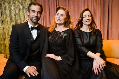 Espetáculo "Quando eu for mãe quero amar desse jeito". A peça, escrita por Eduardo Bakr, conta com direção do premiado Tadeu Aguiar, e tem no elenco Vera Fischer, celebrando 55 anos de carreira, além dos atores Rafael Sardão e Marta Paret.A comédia narra a relação entre Dulce Carmona (Vera Fischer) e seu filho, Lauro, personagem de Rafael Sardão, que se apaixona por Gardênia (Marta Paret), filha de um empresário, dono de uma empresa de parafusos.NA FOTO: Rafael Sardão, Vera Fischer e Marta Paret.<!-- NICAID(15482183) -->
