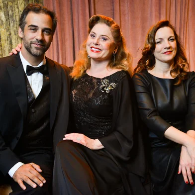 Espetáculo "Quando eu for mãe quero amar desse jeito". A peça, escrita por Eduardo Bakr, conta com direção do premiado Tadeu Aguiar, e tem no elenco Vera Fischer, celebrando 55 anos de carreira, além dos atores Rafael Sardão e Marta Paret.A comédia narra a relação entre Dulce Carmona (Vera Fischer) e seu filho, Lauro, personagem de Rafael Sardão, que se apaixona por Gardênia (Marta Paret), filha de um empresário, dono de uma empresa de parafusos.NA FOTO: Rafael Sardão, Vera Fischer e Marta Paret.<!-- NICAID(15482183) -->