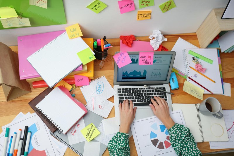 Desktop desorganizado - Foto: New Africa/stock.adobe.comIndexador: Olga Yastremska, New Africa, AfrFonte: 417833149<!-- NICAID(15632174) -->