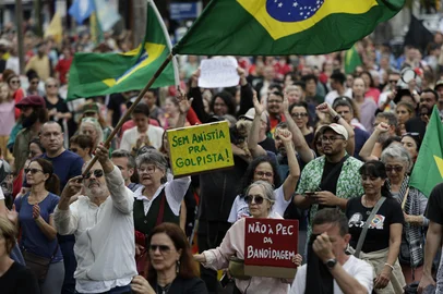 PORTO ALEGRE, RS, BRASIL, 21-09-2025: Protesto contra a PEC da Blindagem e o PL da Anistia reune centenas de pessoas em caminhada pelas ruas de Porto Alegre neste domingo (21). O ato teve concentracao no Parque Farroupilha, Redencao, e seguiu ate o Largo Zumbi dos Palmares. Diversas outras capitais pelo Brasil tambem tiveram manifestacoes. Foto: Mateus Bruxel/Agencia RBSIndexador: MATEUS BRUXEL<!-- NICAID(16129761) -->