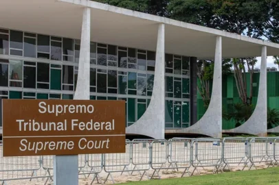 Prédio do STF volta a ter grades após atentado terrorista na praça dos três poderes, explosões, supremo tribunal federal<!-- NICAID(15914389) -->