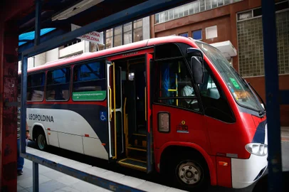 Porto Alegre, RS, Brasil, 06/03/2024 - Com cada vez menos passageiros, a associação dos transportadores quer que a prefeitura subsidie as lotações, como faz com os ônibus. - Foto: Jonathan Heckler/Agência RBS<!-- NICAID(15698267) -->