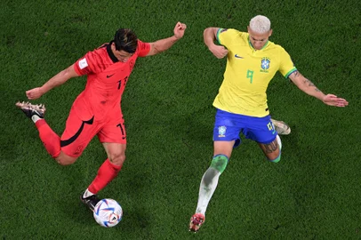 South Korea's midfielder #11 Hwang Hee-chan fights for the ball with Brazil's forward #09 Richarlison during the Qatar 2022 World Cup round of 16 football match between Brazil and South Korea at Stadium 974 in Doha on December 5, 2022. (Photo by Kirill KUDRYAVTSEV / AFP)<!-- NICAID(15287627) -->