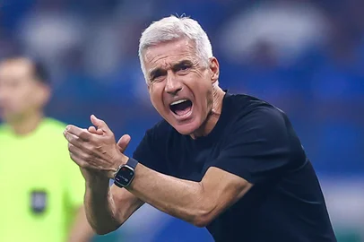 Na foto: Luís CastroRS - FUTEBOL/CAMPEONATO BRASILEIRO 2026/GREMIO X CRUZEIRO  - ESPORTES - Lance da partida entre Gremio e Cruzeiro disputada na noite deste sabado, no Estadio do Mineira, em Belo Horizonte, valida pela Campeonato Brasileiro 2026. FOTO: LUCAS UEBEL/GREMIO FBPA<!-- NICAID(16268707) -->