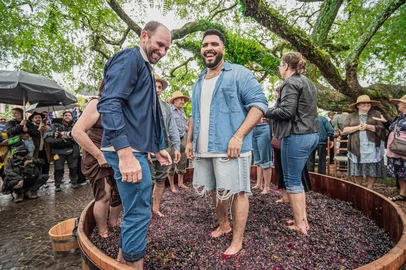 Monte Belo do Sul será protagonista de um dos episódios iniciais da quarta temporada do programa ‘Avisa Lá Que Eu Vou’, da TV Globo. Apresentado pelo humorista Paulo Vieira, o mesmo esteve na cidade neste domingo (9), durante o evento de aniversário da cidade que contou com o tradicional polentaço, o tombo da polenta gigante de 800kg. <!-- NICAID(15992009) -->