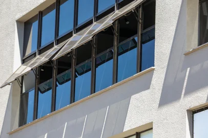 Bombeiros estiveram na academia onde uma mulher morreu após cair do segundo andar. (Neimar De Cesero/Agência RBS)Indexador: Neimar De Cesero<!-- NICAID(16000429) -->