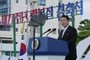 O presidente sul-coreano Yoon Suk-yeol fala durante uma cerimônia para comemorar o Dia da Libertação da Coreia do domínio colonial japonês em 1945, na praça do escritório presidencial em Seul, em 15 de agosto de 2022. (Foto de Ahn Young-joon / POOL / AFP)<!-- NICAID(15175428) -->