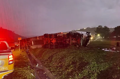 Motorista morre após tombar caminhão na RS-122, em Caxias.<!-- NICAID(16041213) -->