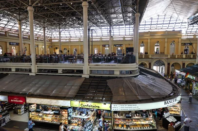 Porto Alegre, RS, Brasil - Mercado Público de Porto Alegre. Recuperação do espaço pós enchente e abertura de novos restaurantes no segundo piso.Indexador: jeff botega<!-- NICAID(15998772) -->