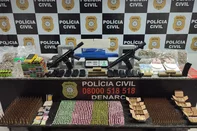 A POLÍCIA CIVIL/RS, por meio da 2ª DIN/DENARC, sob coordenação do Delegado Alencar Carraro, na tarde desta quinta-feira (26/02), realizou mais uma ação de combate ao narcotráfico. Conforme o Delegado Alencar Carraro, foram recebidas informações por meio de canais de inteligência  de que um suspeito estaria guardando grande quantidade de drogas e armas para uma facção criminosa, na Capital.  <!-- NICAID(15985531) -->