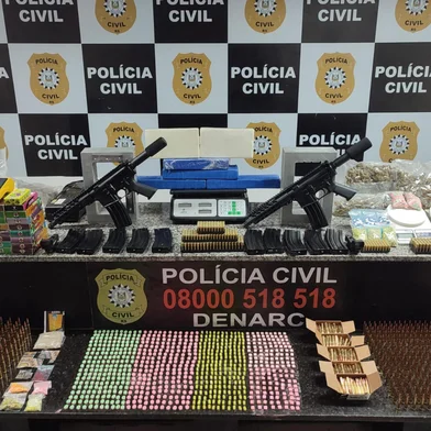 A POLÍCIA CIVIL/RS, por meio da 2ª DIN/DENARC, sob coordenação do Delegado Alencar Carraro, na tarde desta quinta-feira (26/02), realizou mais uma ação de combate ao narcotráfico. Conforme o Delegado Alencar Carraro, foram recebidas informações por meio de canais de inteligência  de que um suspeito estaria guardando grande quantidade de drogas e armas para uma facção criminosa, na Capital.  <!-- NICAID(15985531) -->
