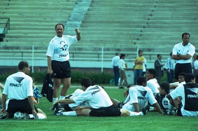 --CRÉDITO: Mauro Vieira, Agência RBS, 29/08/1995--Treino do Grêmio para o jogo final da Copa Libertadores da América de 1995, no Estádio Atanásio Girardot. A final será entre Grêmio e Atlético Nacional, de Medellín.#Envelope: 155207 --CRÉDITO: Mauro Vieira, Agência RBS, 29/08/1995--<!-- NICAID(11642626) -->