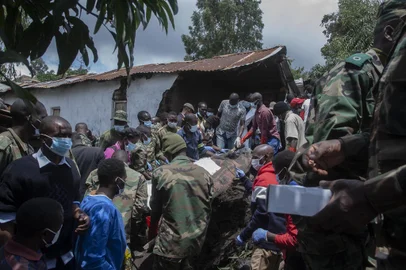 Malawi Defence Force, (MDF) soldiers recover a body of a victim of landslide which resulted due to heavy rains resulting from cyclone freddy during an MDF rescue operation at Manje informal settlement in Blantyre, southern Malawi, March 16, 2023. - As the rains ceased for the first time in five days, Malawi began the process of recovering bodies from cyclone Freddy-induced mudslides.A joint operation by the military and members of the local communities recovered five bodies on March 16, 2023 from the mud. (Photo by Amos Gumulira / AFP)<!-- NICAID(15377997) -->