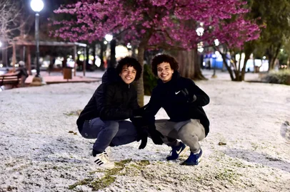Vacaria,RS, BRASIL,  29/07/2021-  Neve em Vacaria. Na foto: Pedro Henrique Valim Rosa Zacharias, 17 anos. Matheus Henrique Valim Rosa Zacharias, 17 anos  (tênis branco). Helena, irmã deles. Foto:Artur Alexandre  / Arquivo PessoalIndexador: Artur Alexandre<!-- NICAID(14848475) -->