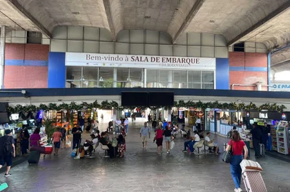 PORTO ALEGRE - O feriadão de Natal deve aumentar em 35% o movimento na Estação Rodoviária de Porto Alegre. A direção projeta que, entre esta sexta-feira (20) e sábado (21), 10 mil pessoas passem pelo terminal.<!-- NICAID(15939552) -->