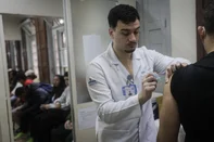 PORTO ALEGRE, RS, BRASIL, 01-06-2026: Jovem recebe vacina contra a gripe no Posto de Saúde Modelo. A partir desta segunda (01), ocorre a ampliação da vacinação contra a gripe para toda a população com mais de seis meses de idade. A medida segue orientação da Secretaria Estadual da Saúde e tem como objetivo ampliar a proteção contra a influenza, especialmente neste período de maior circulação de vírus respiratórios. Foto: Mateus Bruxel/Agência RBSIndexador: MATEUS BRUXEL<!-- NICAID(16297487) -->