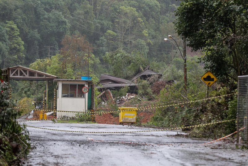 CAXIAS DO SUL, RS, BRASIL, 12/05/2024. Deslizamento de terra mata uma pessoa e deixa outra ferida em Caxias do Sul. (Neimar De Cesero/Agência RBS)<!-- NICAID(15761743) -->