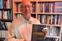 Escritor e jornalista Marcos Fernando Kirst lança livro “Literários – Trilogia de Ensaios”.<!-- NICAID(15415040) -->
