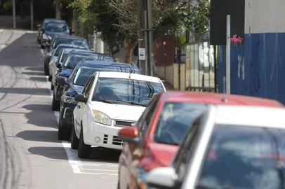 CAXIAS DO SUL, RS, BRASIL, 18/04/2025. Carros usados em garagens e estacionados. (Porthus Junior/Agência RBS)<!-- NICAID(16019737) -->